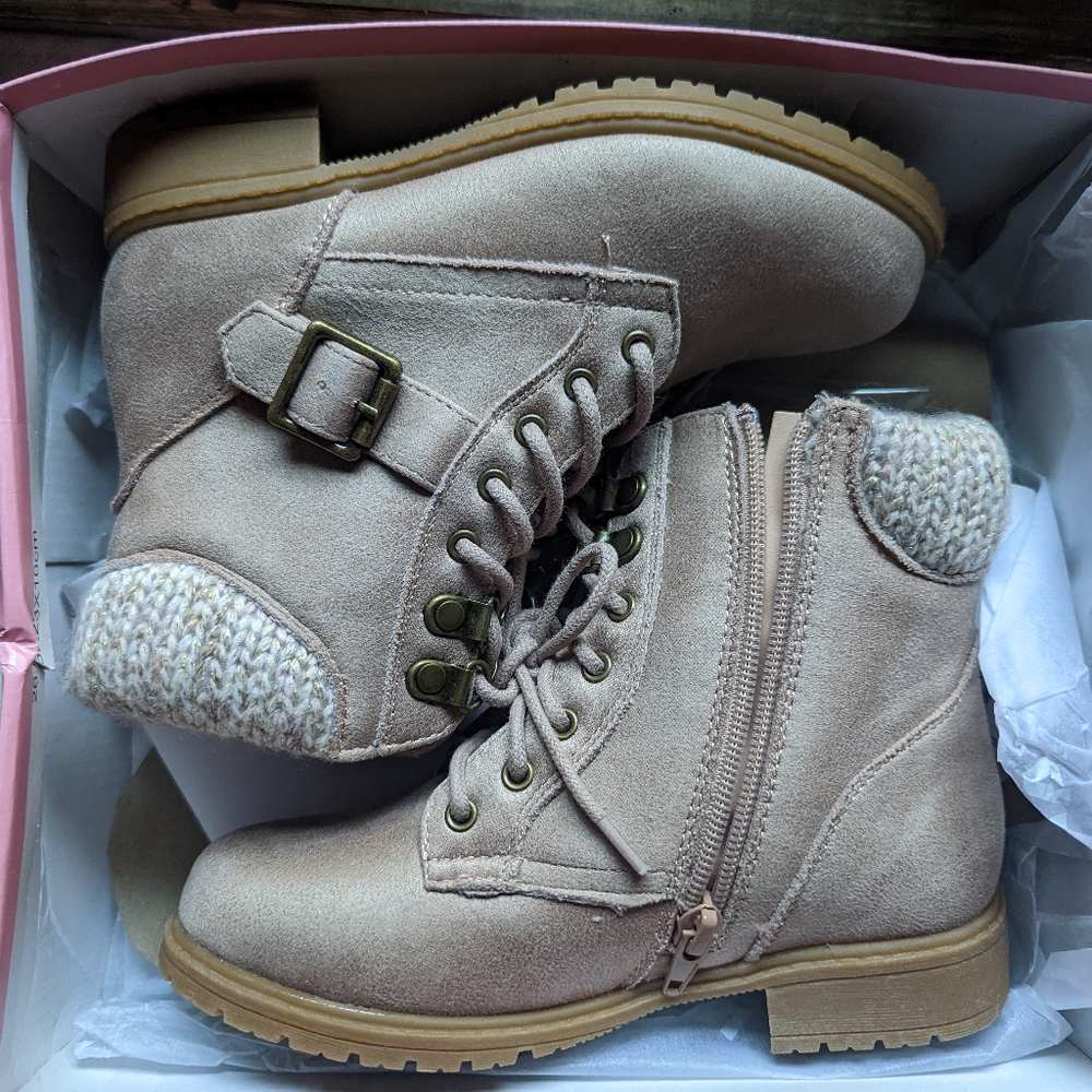 Girl's boots